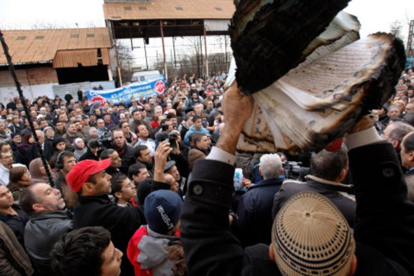 Manifestation à Saint-Prieste le lendemain de l'incendie volontaire. Robet Paratta/Reuters.