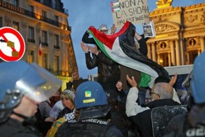 Manifestation contre les violences en Palestine à Paris. 02/03/2008. Crédit image : Benjamin Lemaire   Manifestation contre les violences en Palestine à Paris. 02/03/2008. Crédit image : Benjamin Lemaire