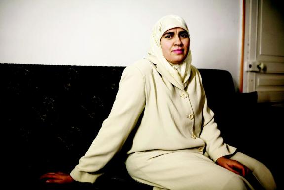 Zulaikha Gharbi, 44 ans, à Paris. C'est en 1996 que cette mère de cinq enfants a été arrêtée par la police tunisienne à Jendouba, et torturée pour donner des renseignements sur son mari. BRUNO FERT/PICTURETANK Zulaikha Gharbi, 44 ans, à Paris. C'est en 1996 que cette mère de cinq enfants a été arrêtée par la police tunisienne à Jendouba, et torturée pour donner des renseignements sur son mari. BRUNO FERT/PICTURETANK