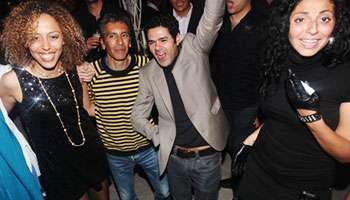 Jamel Debbouze avec des amis à une fête à la Villa Didon de Carthage (Tunisie) en 2008. Jamel Debbouze avec des amis à une fête à la Villa Didon de Carthage (Tunisie) en 2008.