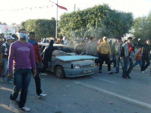 Manifestants dans les rues de Sidi Bouzid. Photo publiée sur la page d'un groupe de soutien sur Facebook.
