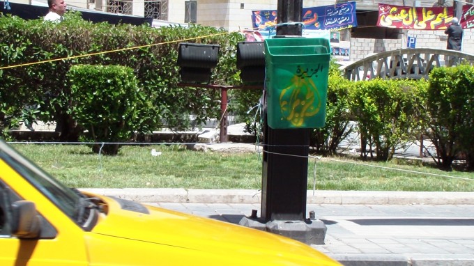 Le logo d Al Jazeera sur une poubelle à Damas Syrie