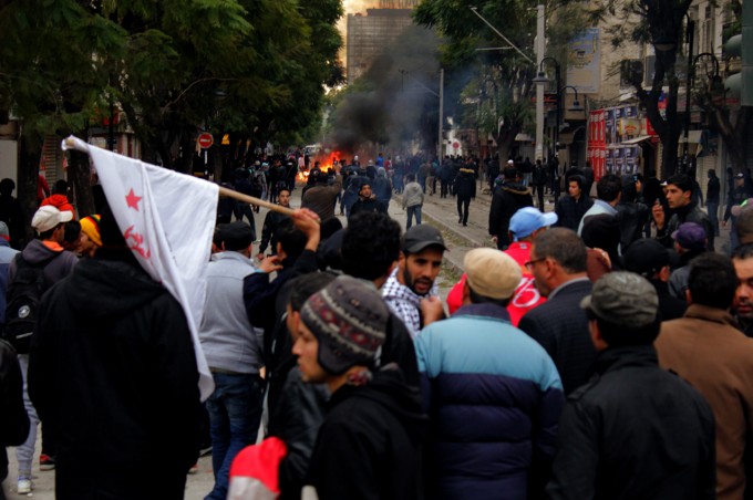 Au cours de l'après-midi les affrontements entre les forces de l'ordre et les manifestants se sont intensifiés et se sont déplacés rue de Paris - Crédit image : Amine Boufaied