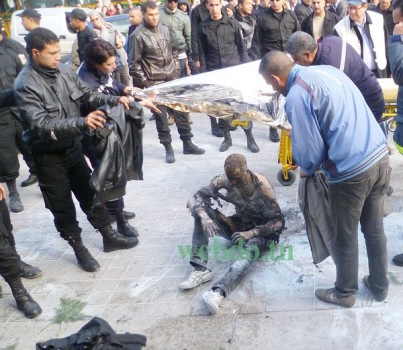 Devant-des-passants-sous-le-choc-les-agents-de-la-Protection-civile-sont-arrivés-20-min-après-l’incident-pour-secourir-le-jeune-homme-qui-s’est-immolé-par-le-feu-12-mars-2013-Photo-Abdelmalek-Batti