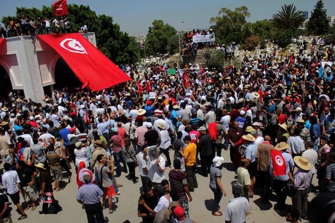 La foule rentre au cimetière. Crédit image : Amine Boufaied - www.nawaat.org