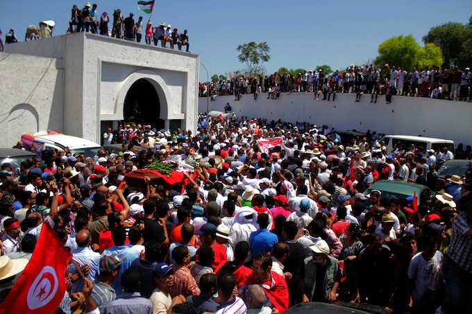 La foule porte le cercueil pour la prière. Crédit image : Amine Boufaied - www.nawaat.org