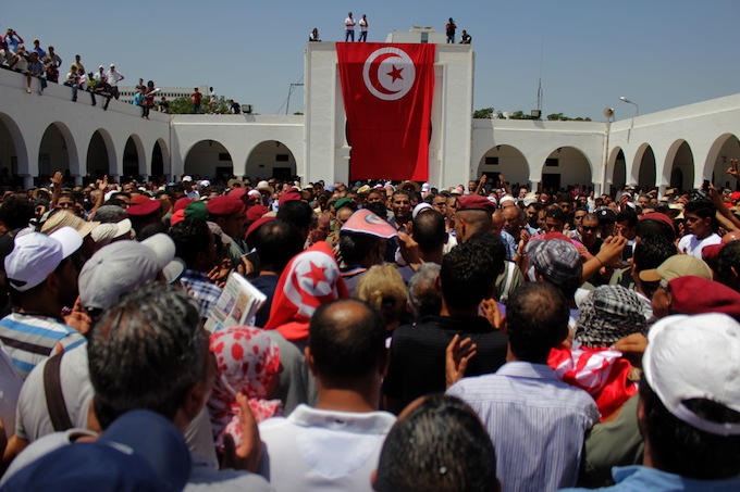 La dernière prière avant l’enterrement de Mohamed Brahmi. Crédit image : Amine Boufaied - www.nawaat.org