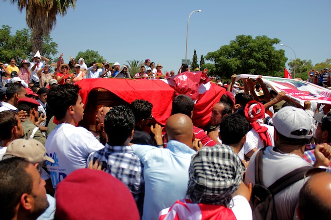 La foule emmène le cercueil vers la tombe où sera enterré Mohamed Brahmi. Crédit image : Amine Boufaied - www.nawaat.org