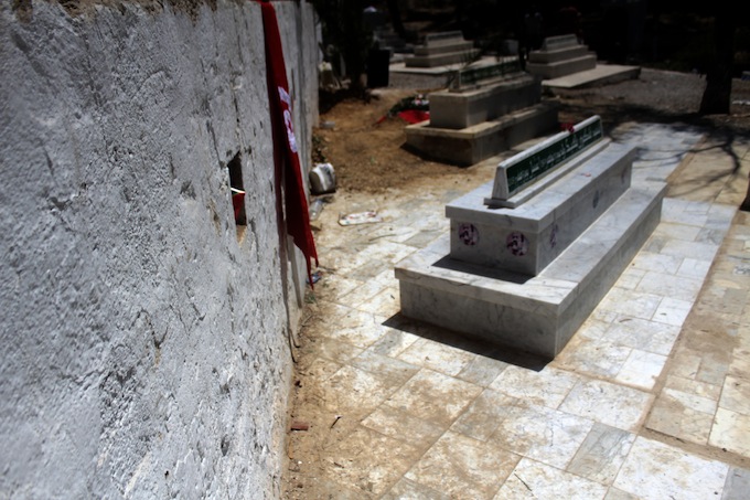 La tombe de Chokri Belaid aux côtés de celles de Salah Ben Youssef et Mohamed Brahmi. Crédit image : Amine Boufaied - www.nawaat.org