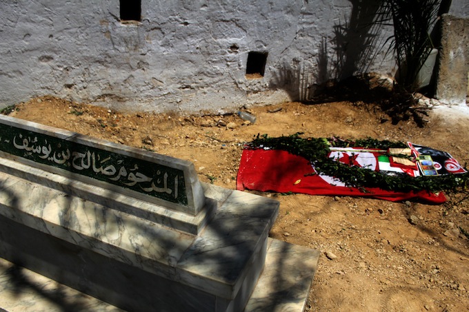 La tombe de Mohamed Brahmi aux côtés de celle de Salah Ben Youssef. Crédit image : Amine Boufaied - www.nawaat.org