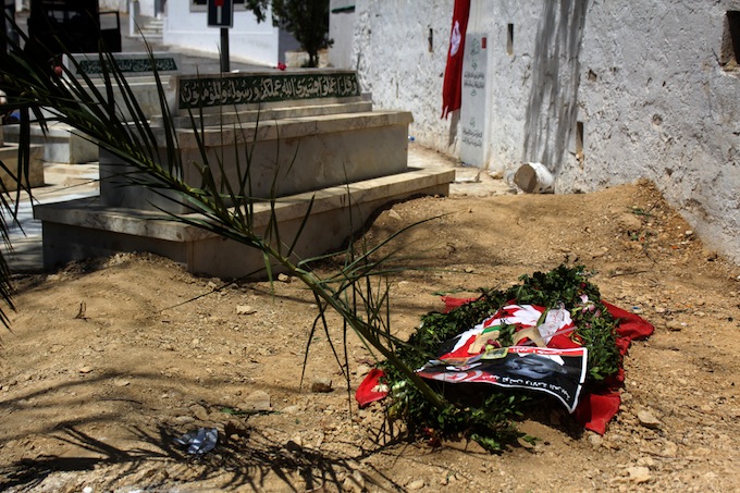 La tombe de Mohamed Brahmi aux côtés de celles de Salah Ben Youssef et de Chokri Belaid. Crédit image : Amine Boufaied - www.nawaat.org