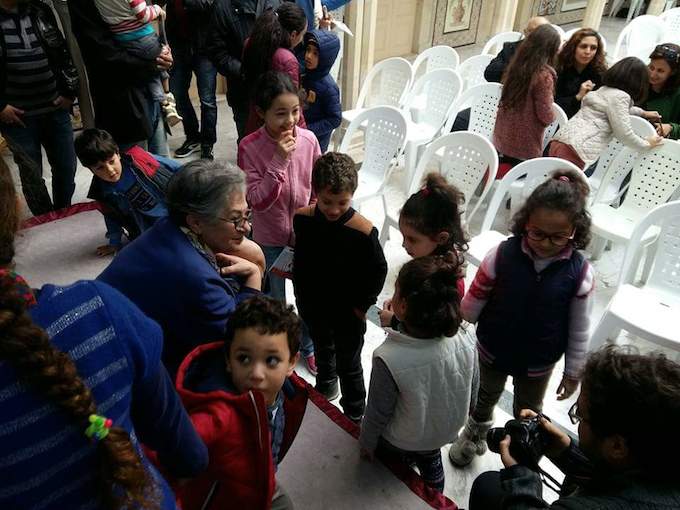 La dramaturge, Jalila Baccar en pleine communion avec des enfants après son spectacle à l’espace des “Contes” Sidi Ali Azzouz. (Crédit Photo: Festival International Néapolis du théâtre pour Enfants de Nabeul)